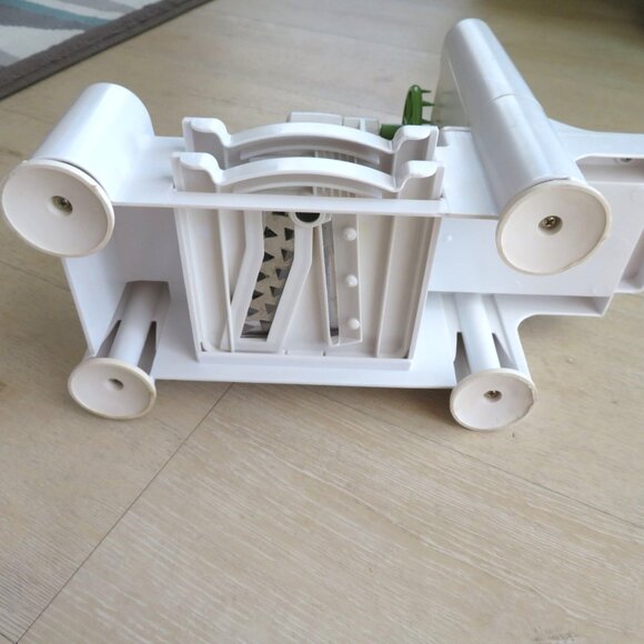 Tabletop Vegetable Spiralizer World Cuisine Turning Slicer Plastic Tri Blades - Picture 11 of 14